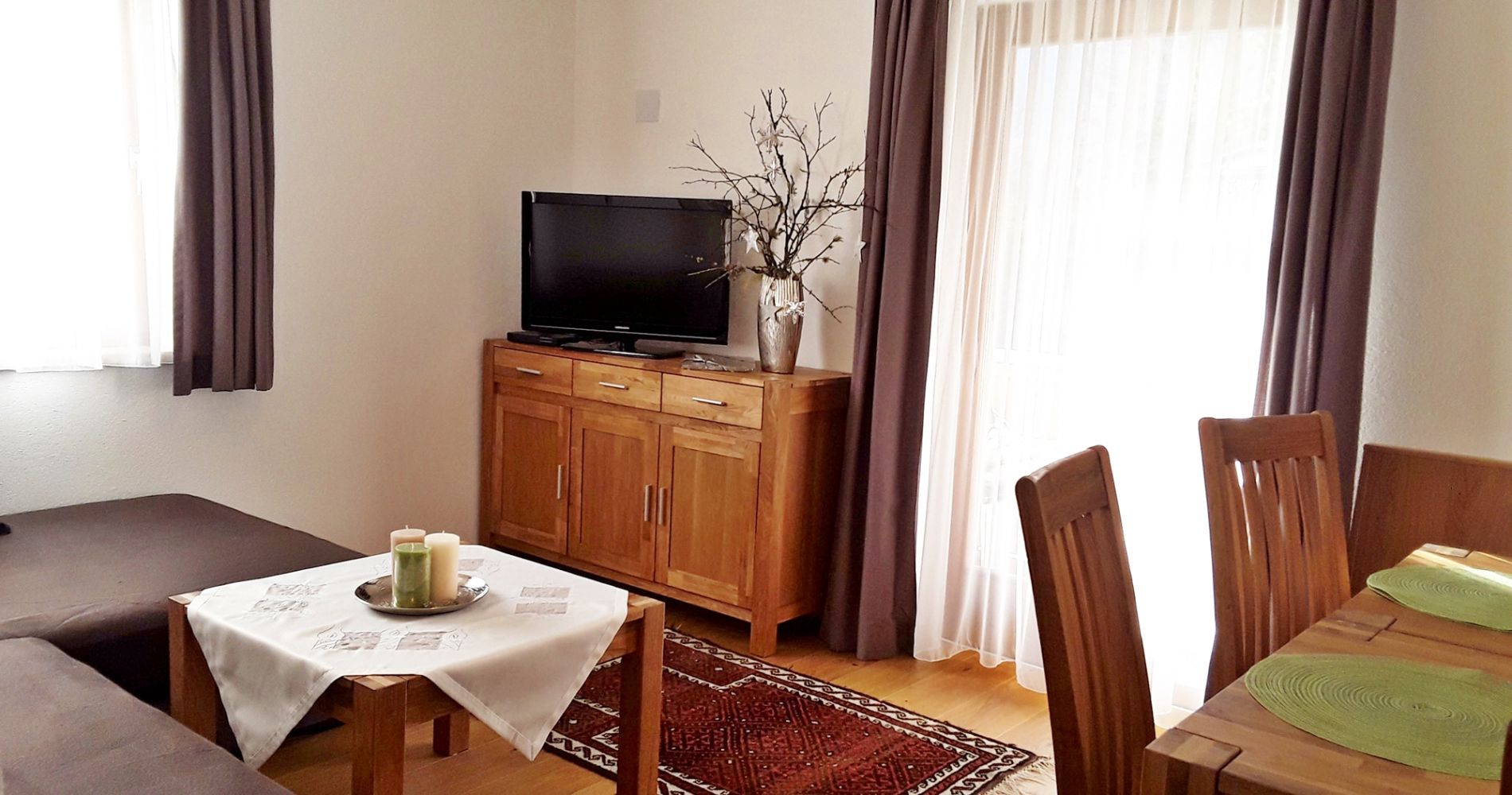 Ferienwohnung Tirol – Wohnbereich mit Bergblick